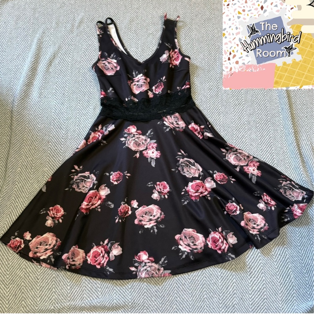 Rue 21 XS 95%Polyester 5%Spandex Dress with Lace detail NWOT Black & Roses